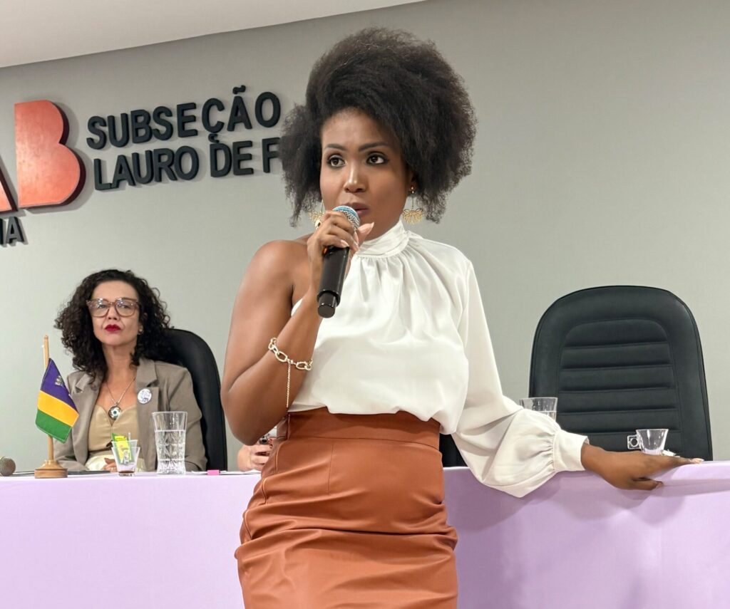 Advogada Criminalista Eveline Santos palestra sobre violência patrimonial digital na 8ª edição do Agosto Lilás da OAB Lauro de Freitas